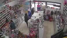 El video de un violento robo a perfumería de Ovidio Lagos al 5500 El video de un violento robo a perfumería de Ovidio Lagos al 5500