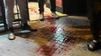 Manchas de sangre en el local donde balearon anteanoche a Ignacio. Manchas de sangre en el local donde balearon anteanoche a Ignacio.