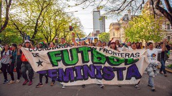 Fútbol en marcha. Una columna de 3 cuadras, con jugadoras profesionales a la cabeza dijo presente. Fútbol en marcha. Una columna de 3 cuadras, con jugadoras profesionales a la cabeza dijo presente.