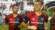 Fue con todo. Maxi y Scocco salen a la cancha en la primera visita de Newells a Paraná. Fue con todo. Maxi y Scocco salen a la cancha en la primera visita de Newells a Paraná.