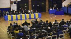 Frente a frente. Los asambleístas escuchan la palabra de los dirigentes previa a la votación. Frente a frente. Los asambleístas escuchan la palabra de los dirigentes previa a la votación.