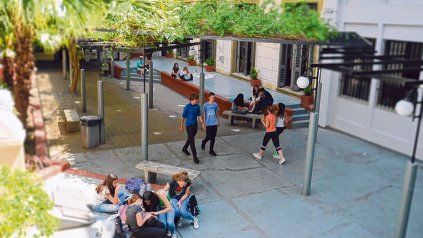 Desde el Área de Género y Sexualidades esperan implementar desde 2020 espacios específicos de atención en las tres escuelas dependientes de la UNR. Desde el Área de Género y Sexualidades esperan implementar desde 2020 espacios específicos de atención en las tres escuelas dependientes de la UNR.
