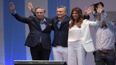 Miguel Angel Pichetto, Mauricio Macri y Juliana Awada, ayer en el escenario montado al pie del Obelisco. Miguel Angel Pichetto, Mauricio Macri y Juliana Awada, ayer en el escenario montado al pie del Obelisco.