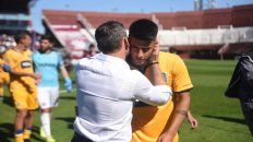 Saludo final. Cocca besa a Pereyra en cancha de Lanús tras el empate. Ayer lo limpió. Saludo final. Cocca besa a Pereyra en cancha de Lanús tras el empate. Ayer lo limpió.