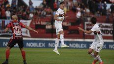 El tándem goleador. Salinas conecta de cabeza para bajársela a Albertengo, que empieza a correr ante la mirada de Mancinelli. Lo mejor de ambos es que no fallaron frente al arco. El tándem goleador. Salinas conecta de cabeza para bajársela a Albertengo, que empieza a correr ante la mirada de Mancinelli. Lo mejor de ambos es que no fallaron frente al arco.