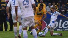 Viene la falta. Brítez desairó a Bouzat, que extiende su muslo izquierdo y lo tocará. El balón había pasado. Viene la falta. Brítez desairó a Bouzat, que extiende su muslo izquierdo y lo tocará. El balón había pasado.