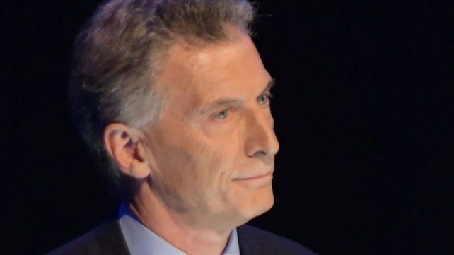 En las imágenes se muestra cada oreja de Mauricio Macri sin auricular.
