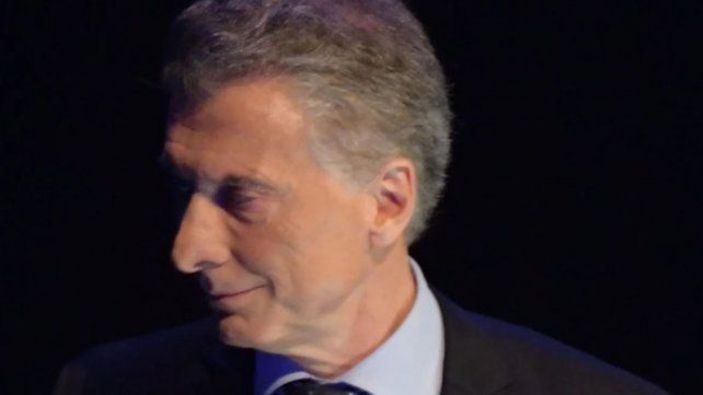 En las imágenes se muestra cada oreja de Mauricio Macri sin auricular.