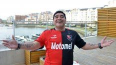 Venga ese abrazo. Diego con la camiseta rojinegra como muchas veces se mostró. Venga ese abrazo. Diego con la camiseta rojinegra como muchas veces se mostró.