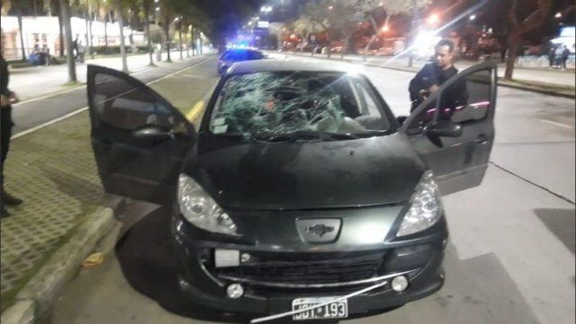 El auto Peugeot 307 con el que atropellaron al agente Marcos Di Fazio. 