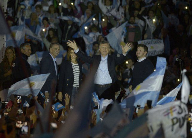 Macri fue seguido por una multitud en el Parque España. 