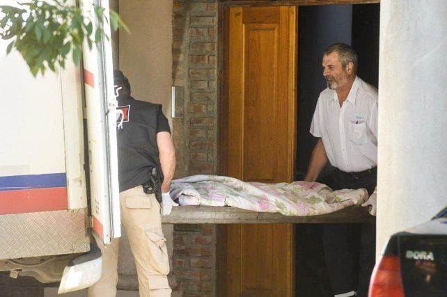 Los cadáveres de las víctimas de la balacera en la casa de Ema Pimpi fueron trasladados al Instituto Médico Legal. 