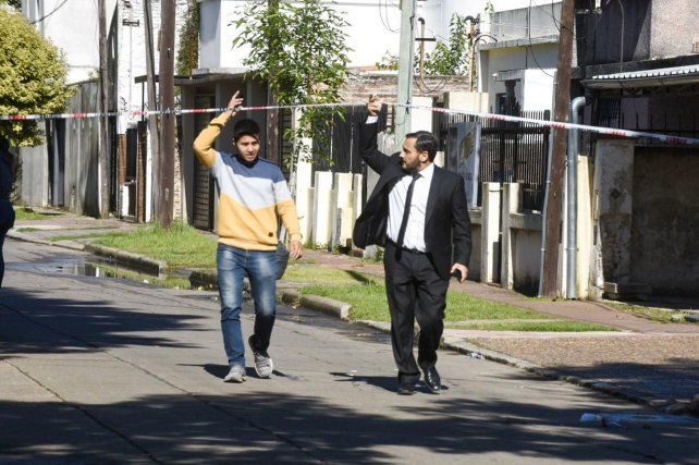 El fiscal de Homicidios Adrián Spelta llegó al lugar a los minutos de haber trascendido el ataque. 
