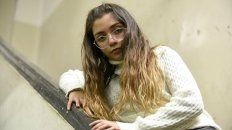 La adolescente escribe canciones de rap para concientizar sobre el bullying. La adolescente escribe canciones de rap para concientizar sobre el bullying.
