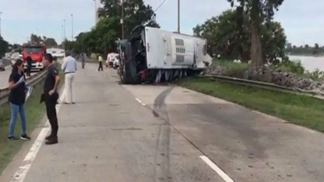 Así quedó el micro que viajaba de Rosario a Santa Fe.