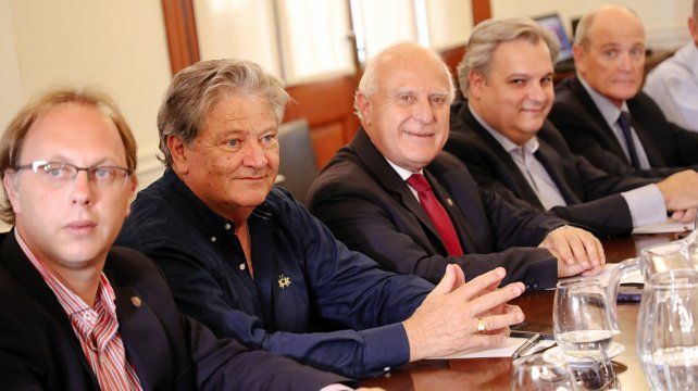 Previo a la conferencia de prensa, el gobernador mantuvo una reunión de gabinete con los ministros. 