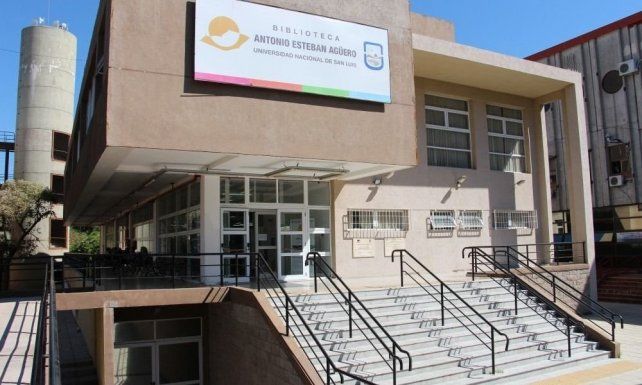 La Biblioteca de la Universidad de San Luis donde no dejaron ingresar a la joven. 