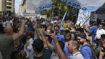Frente al Palacio de los Leones. Los manifestantes se hicieron oír. Hubo redoblantes y sonó la marcha peronista. Frente al Palacio de los Leones. Los manifestantes se hicieron oír. Hubo redoblantes y sonó la marcha peronista.