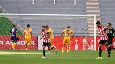 Desazón. En La Plata el canalla la pasó muy mal. Fue el día en que Cocca se puso plazo, tras hablar con Di Pollina y Gordillo. Desazón. En La Plata el canalla la pasó muy mal. Fue el día en que Cocca se puso plazo, tras hablar con Di Pollina y Gordillo.