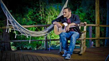 Serrano viene a mostrar su último disco, Todavía, un álbum acústico grabado en una casa de Tigre, en un clima de guitarreada con amigos. Serrano viene a mostrar su último disco, Todavía, un álbum acústico grabado en una casa de Tigre, en un clima de guitarreada con amigos.