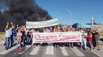 malestar. Los empleados exigen el pago de los salarios de octubre y se plantaron en la ruta. malestar. Los empleados exigen el pago de los salarios de octubre y se plantaron en la ruta.