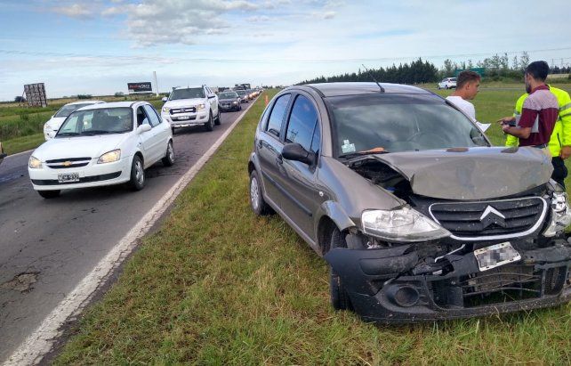 Espectacular vuelco y un choque complicaron el tránsito en la autopista ...