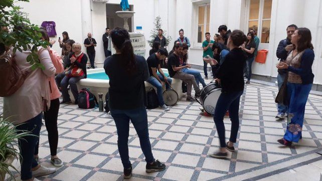 La sorpresiva protesta se inició esta mañana en el hall principal del Palacio de Los Leones.