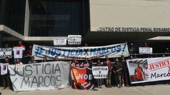 Familiares y amigos del entrenador, esta mañana se juntaron en el Centro de Justicia Penal.