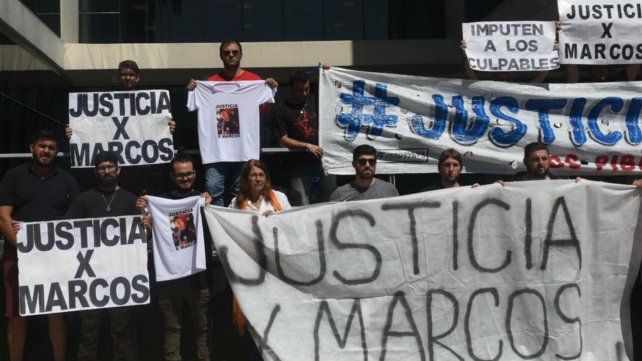Familiares de Guenchul, esta mañana en el Centro de Justicia Penal.
