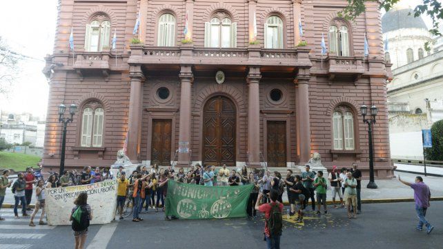 Los contratados ayer frente al Palacio Municipal. 