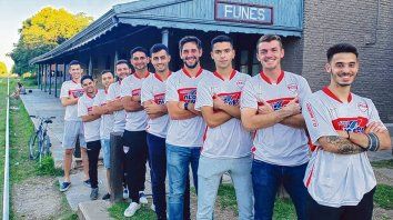 Bienvenido. Parte del plantel del rojo y blanco que sigue con los festejos, en la vieja estación de trenes de Funes. Bienvenido. Parte del plantel del rojo y blanco que sigue con los festejos, en la vieja estación de trenes de Funes.