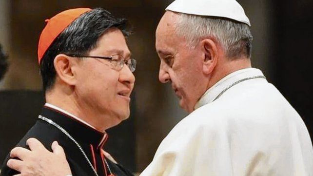 abrazo. El Papa tiene plena confianza en el filipino Tagle. 