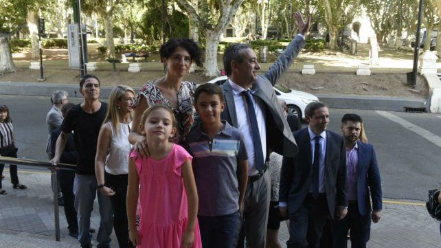El nuevo intendente ingresa al Palacio de los Leones junto a su familia. 