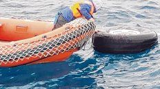 neumático. Una rueda presuntamente del Hércules C130 militar es rescatada en el Paso Drake.