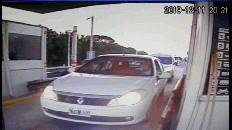 Un camión embistió a varios autos en una estación de peaje