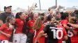 Hay que saltar. El equipo rojinegro femenino celebró al grito de dale campeón en el centro de la cancha de Paulo VI.