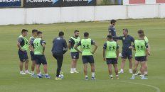 Mucha atención. Diego Cocca habla en plena práctica canalla, mientras Almada, Pereyra, Villagra, Ayala, Allione, Ojeda, González, Marinelli y Riaño escuchan atentamente al entrenador. Mucha atención. Diego Cocca habla en plena práctica canalla, mientras Almada, Pereyra, Villagra, Ayala, Allione, Ojeda, González, Marinelli y Riaño escuchan atentamente al entrenador.