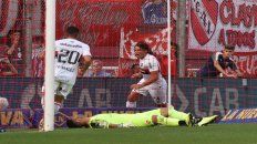 Corrida. Fontanini ya impactó el centro de Bíttolo y metió un cabezazo contra el palo de Campaña, quien quedó tendido.