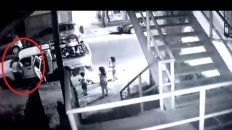 La mujer se ubicó al lado del vehículo donde estaba su exmarido y discutió con él.&nbsp;