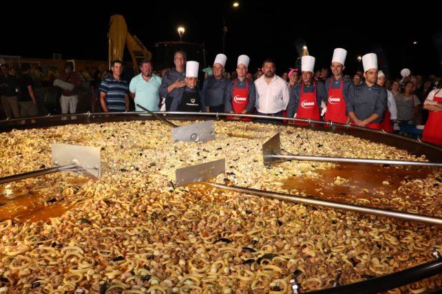 Los chefs que prepararon la exquisita paella junto a algunas autoridades locales.  (Fotos: gentileza Charlie Mart&iacute;nez)