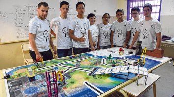 El profesor Juan Manuel Rodríguez (izquierda), junto a los estudiantes y el campo de juego con las distintas misiones que tuvieron que resolver. El profesor Juan Manuel Rodríguez (izquierda), junto a los estudiantes y el campo de juego con las distintas misiones que tuvieron que resolver.