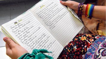 Quienes participaron de la propuesta de La Capital trajeron sus textos y leyeron un fragmento frente a cámara. Esos videos fueron publicados en redes sociales. Quienes participaron de la propuesta de La Capital trajeron sus textos y leyeron un fragmento frente a cámara. Esos videos fueron publicados en redes sociales.