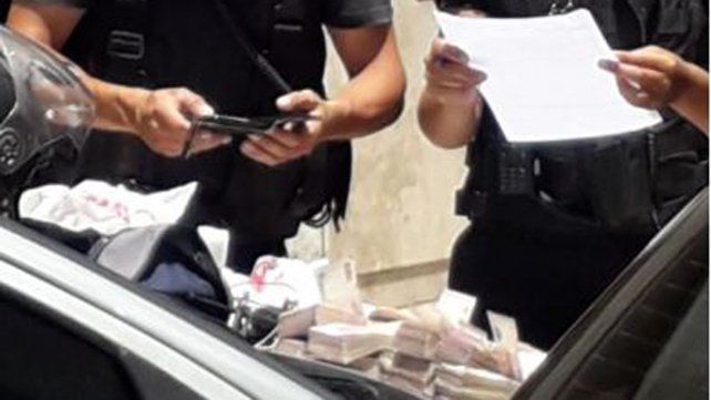 Efectivos policiales cuentan el dinero secuestrado a los delincuentes.