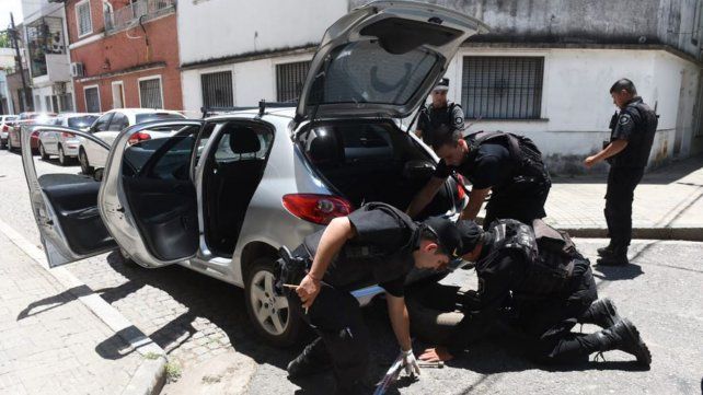 La policía revisa el Peugeot 206 en el que habían huido los delincuentes con el botín.