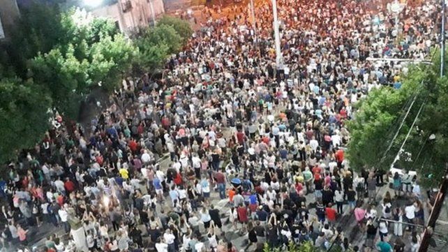 Masiva. Unas 5 mil personas marcharon la noche del jueves por las calles de Rafaela pidiendo más seguridad.