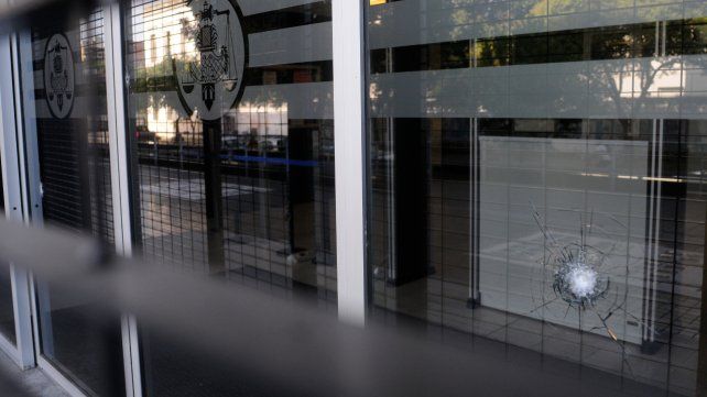 Impacto. Al menos cuatro balas dieron contra los cristales del Centro de Justicia Penal, sobre calle Mitre.