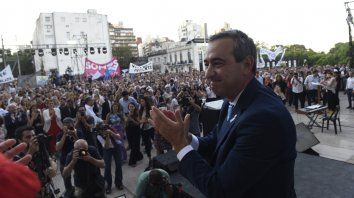 Nuevos tiempos. El intendente Pablo Javkin, el 10 de diciembre pasado, cuando asumió al frente del Palacio de los Leones. Nuevos tiempos. El intendente Pablo Javkin, el 10 de diciembre pasado, cuando asumió al frente del Palacio de los Leones.
