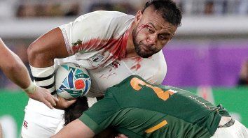 A la cintura. Forzar a los jugadores a tacklear más bajo reducirá el riesgo de lesiones. A la cintura. Forzar a los jugadores a tacklear más bajo reducirá el riesgo de lesiones.