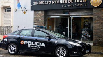 custodiado. El Sindicato de los taxistas bajo protección policial. custodiado. El Sindicato de los taxistas bajo protección policial.
