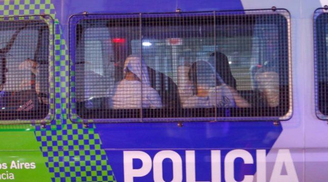 Los jóvenes rugbiers fueron trasladados por la policía a su lugar de detención.